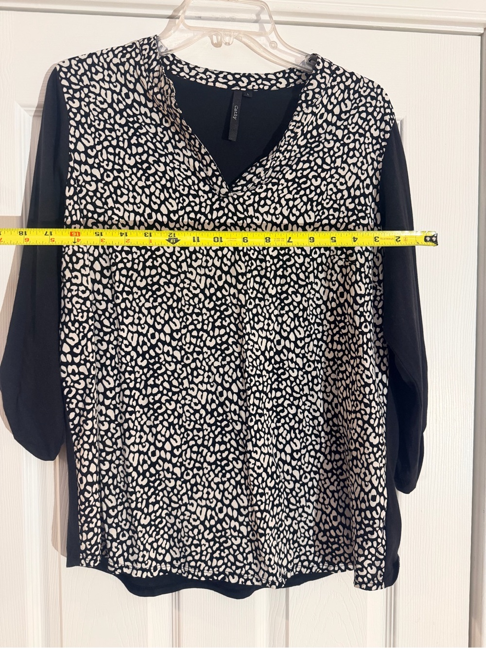 Ladies Size Large "CATHY" Black & White Animal-Print V-Neck Blouse GUC - Picture 4 of 7